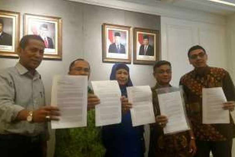 Lima orang perwakilan Forum Guru Besar bertemu Wakil Ketua DPR Fadli Zon menyampaikan surat permintaan menarik revisi UU KPK di Koompleks Parlemen, Senayan, Jakarta, Selasa (1/3/2016)