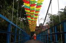 Sensasi Berjalan di Atas Jembatan Payung Kota Malang, Seru Banget!