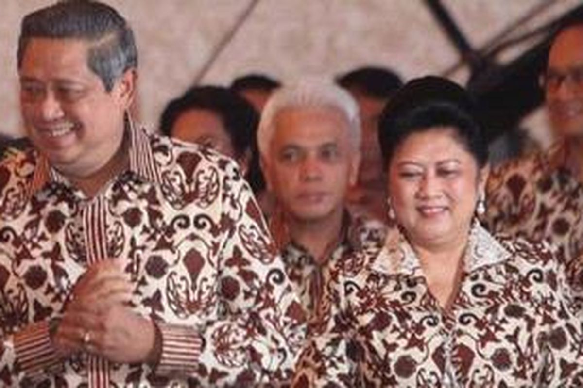 Presiden Susilo Bambang Yudhoyono beserta Ny Ani Yudhoyono didampingi Menko Perekonomian Hatta Rajasa (tengah) dan Ketua Umum Kadin Suryo Bambang Sulisto (kedua dari kanan) hadir dalam pembukaan Rapat Pimpinan Nasional (Rapimnas) Kadin di Jakarta, Selasa (2/10/2012). Rapimnas Kadin 2012 bertema meningkatkan peran dunia usaha untuk membangun daerah dalam rangka mendukung perekonomian nasional.   