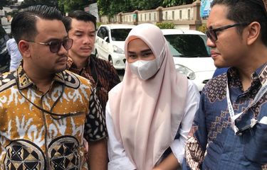 Septia didampingi kuasa hukumnya saat ditemui di Pengadilan Agama (PA) Jakarta Timur, Selasa (10/1/2023). 
