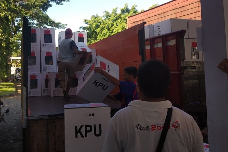 Proses pengajuan surat suara di KPU Lombok Tengah