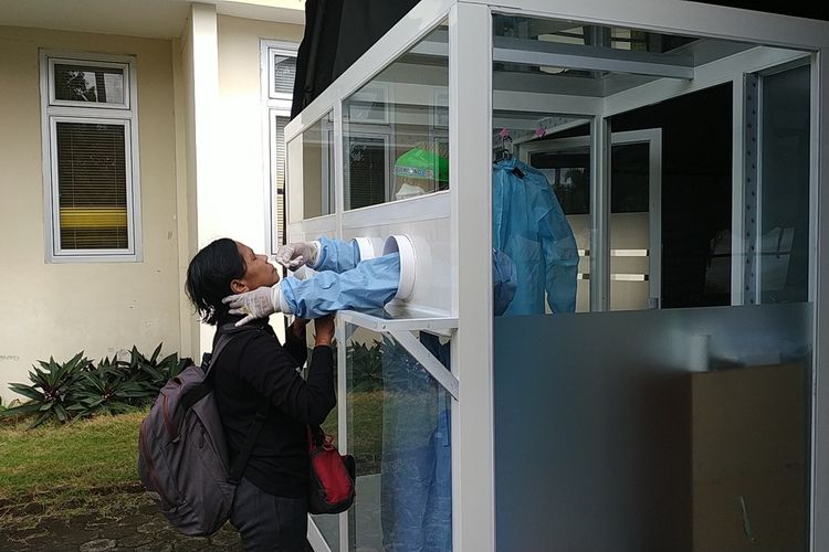 Seorang warga tengah menjalani swab antigen di Laboraturoum Kesehatan Provinsi NTB, sebagai upaya antispasi penyebaran covid-19 di NTB.