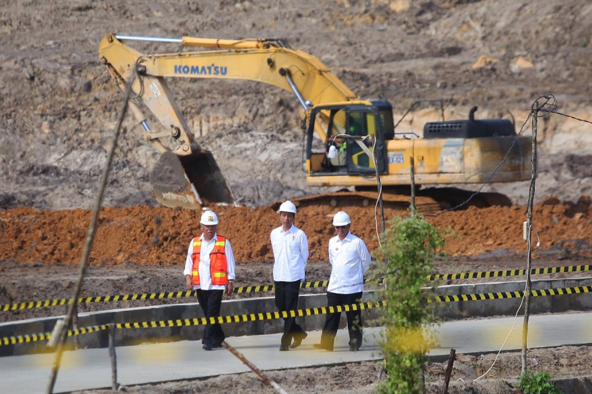 Presiden Joko Widodo (tengah) didampingi Menteri PUPR Basuki Hadimuljono (kiri) dan Gubernur Kalimantan Utara Irianto Lambrie (kanan) meninjau lokasi pembangunan Embung Rawa Sari di Kota Tarakan, Kalimantan Utara, Jumat (6/10/2017). Presiden Joko Widodo berharap dengan dibangunnya Embung Rawasari suplai air baku bagi warga Kota Tarakan dapat meningkat.