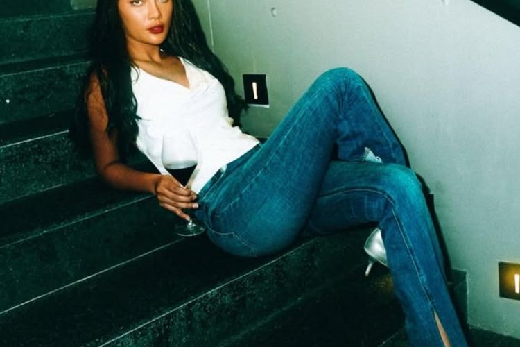 Erika Carlina kerap menampilkan beragam style menarik, mulai dari sporty sampai feminin. Contek gayanya untuk meningkatkan penampilanmu.