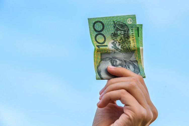 Kebanyakan uang kontan yang ditarik adalah pecahan 50 dan 100 dollar Australia.