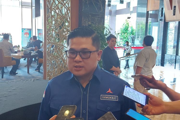 Sekretaris DPD Partai Demokrat Sulut Billy Lombok saat diwawancara wartawan di salah satu hotel di Manado, Sulut, Sabtu (25/2/2023).