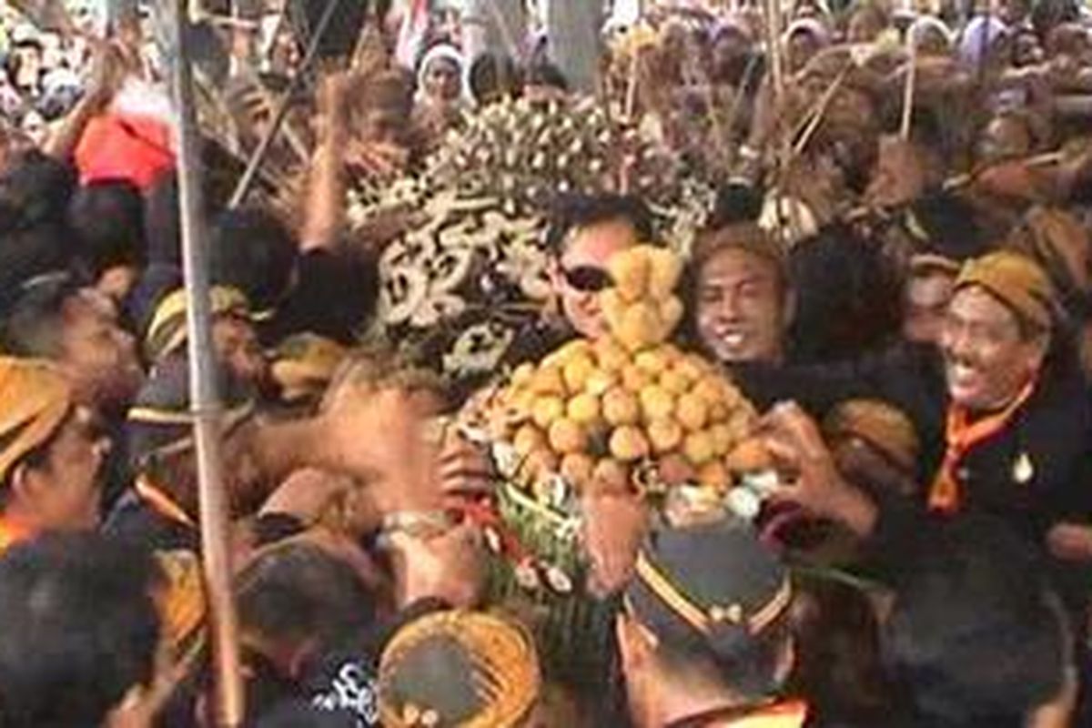 Warga rebutan Gunungan saat Grebeg Maulud di Masjid Agung Surakarta, Kamis (24/1/2013)