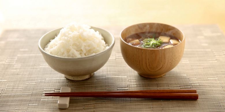 Sumpit khas Jepang, nasi, dan sup