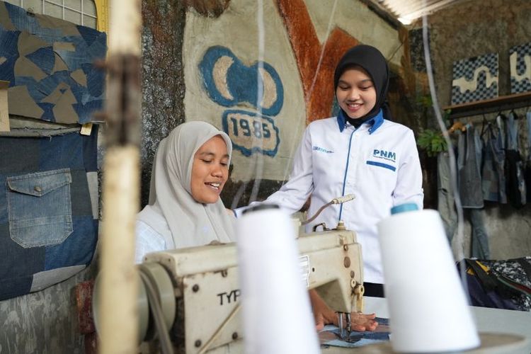 Aksi sosial PNM bertajuk ?Reduce, Re-Love, Restyle? atau RE3. Karyawan PNM menyerahkan 60 kg celana jin bekas bagi pelaku usaha ultramikro untuk didaur ulang menjadi produk fesyen. 