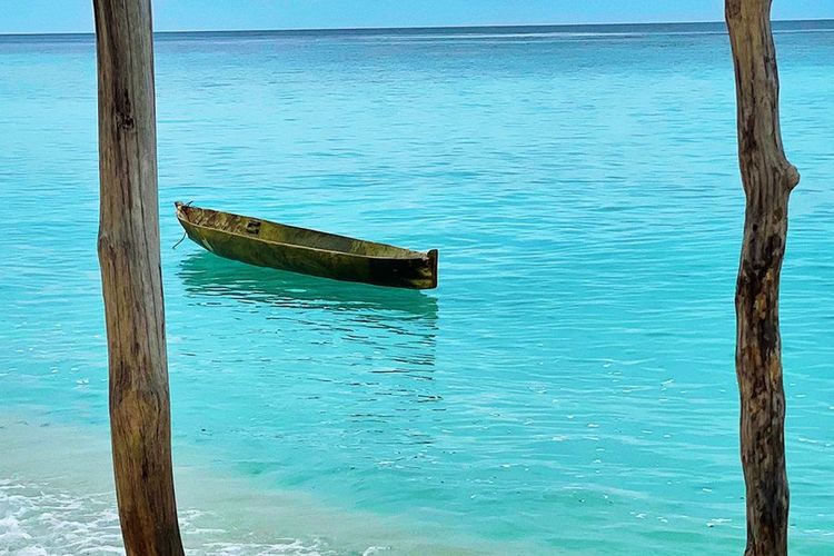 Ilustrasi pantai di Kepulauan Sula, Maluku Utara.
