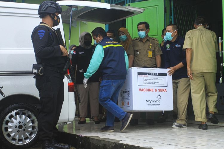 Distribusi vaksin Covid-19 produksi Sinovac dari gudang Dinas Kesehatan Provinsi Sumatera Selatan untuk dikirimkan ke Palembang, Selasa (12/1/2021).