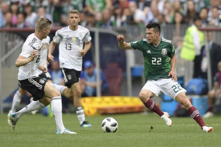 Toni Kroos mencoba menahan pergerakan Hirving Lozano pada laga Piala Dunia 2018, Jerman vs Meksiko, di Stadion Luzhniki, 17 Juni 2018.  Hirving Lozano diprediksi akan kembali menjadi pemain andalan timnas Meksiko pada Piala Dunia 2022 Qatar.