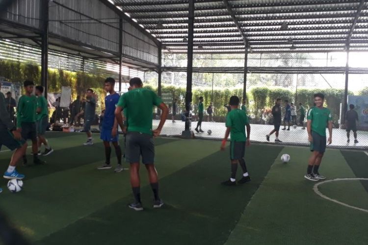 Skuad Garuda Muda berlatih di lapangan futsal