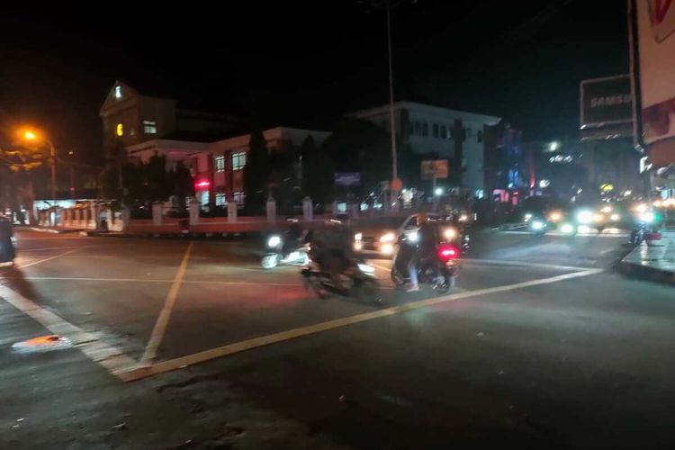 Pengendara sepeda motor dan pengemudi mobil harus menjalankan kendaraannya dengan hati-hati di kawasan perempatan AY Patty karena traffigh light di kawasan itu tak berfungsi menyusul adanya pemadaman listrik di wilayah itu, Jumat malam (13/5/2022)