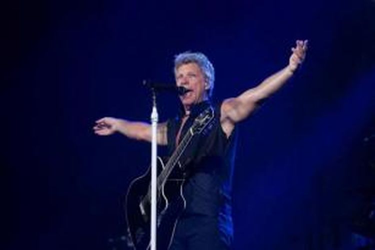 Jon Bon Jovi, vokalis band rock asal New Jersey, AS, Bon Jovi, menghibur para penggemarnya pada konser Bon Jovi Live! di Stadion Utama Gelora Bung Karno, Jakarta, Jumat (11/9/2015). Grup Bon Jovi datang ke Indonesia untuk kedua kalinya setelah pernah datang 20 tahun lalu.