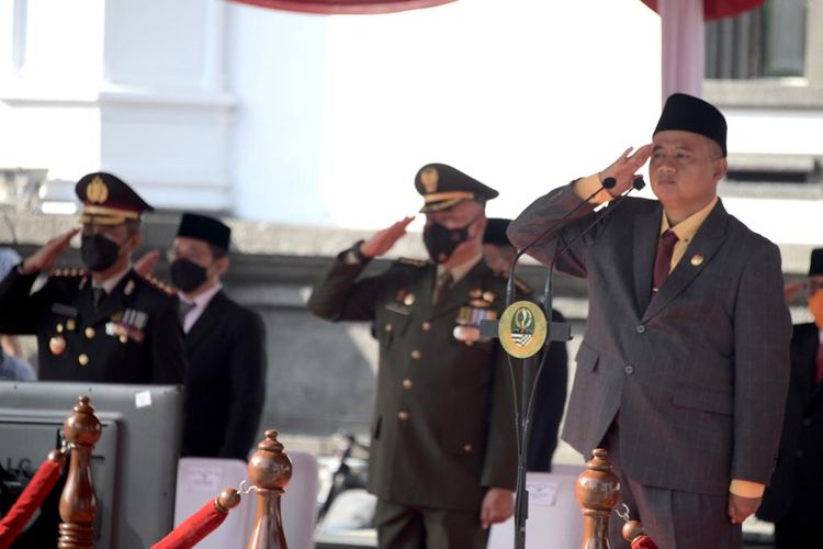 Wakil Gubernur Jabar Uu Ruzhanul Ulum saat menjadi Inspektur Upacara Peringatan Hari Kebangkitan Nasional Tingkat Provinsi Jabar Tahun 2022 di Halaman Gedung Sate, Kota Bandung, Jumat (20/5/2022). 