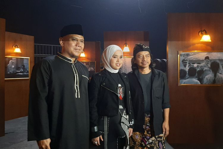 Fadly PADI, Putri Ariani, dan Dewa Bujana usai konferensi pers di Karnos Film, Depok, Jawa Barat, Kamis (16/11/2023)