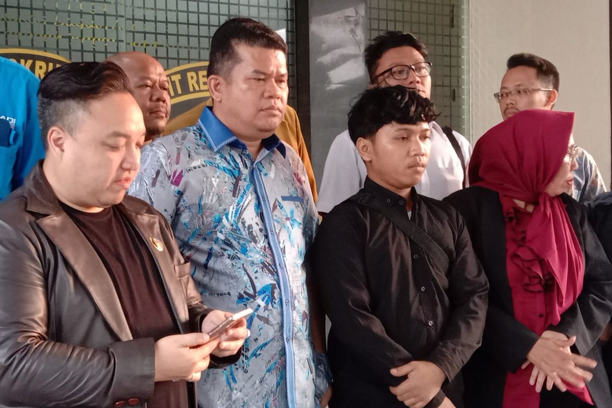 Okta (baju hitam) setelah menjalani pemeriksaan di Markas Kepolisian Daerah Jawa Barat, Selasa (11/6/2024). Okta merupakan salah satu saksi yang juga diperiksa polisi untuk kasus pembunuhan Vina dan Eky pada 2016.