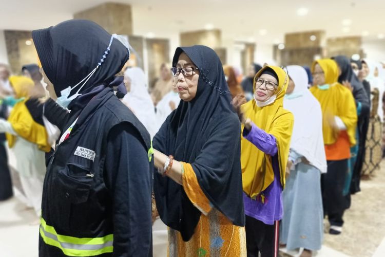 Jemaah haji tengah mengikuti gerakan senam lansia di Makkah.