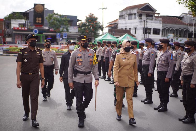 Kapolres Batu AKBP I Nyoman Yogi Hermawan dan Wali Kota Batu Dewanti Rumpoko saat menghadiri Apel Gelar Pasukan Operasi Pengamanan W20 Indonesia di Alun-alun Kota Batu pada Senin (7/3/2022).