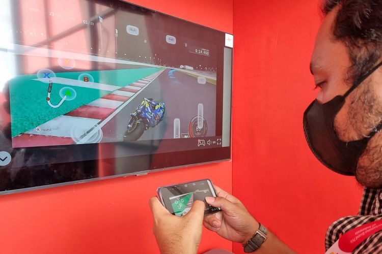 Mencoba pengalaman cloud gaming di booth Telkomsel