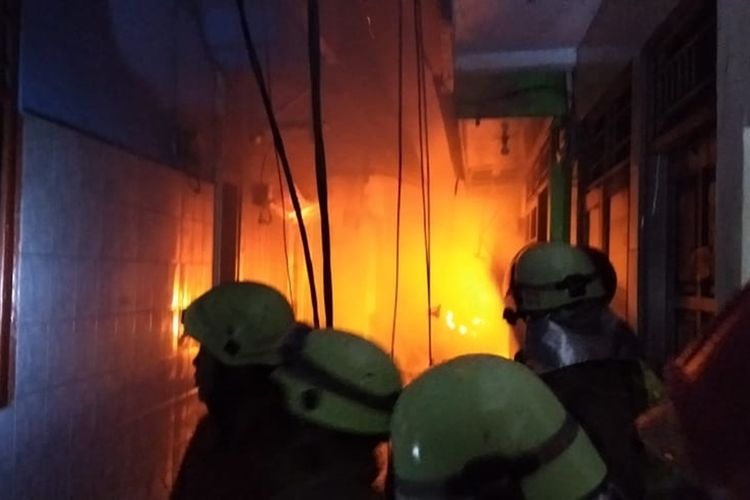 Kebakaran terjadi di permukiman padat penduduk di Kecamatan Jatinegara, Jakarta Timur, Sabtu (21/9/2019) dini hari.
