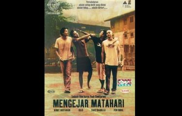 Poster Film Mengejar Matahari (2004),dibintangi Winky Wiryawan, Fedi Nuril, Fauzi Baadila dan Udjo Project Pop. Tayang di RCTI +