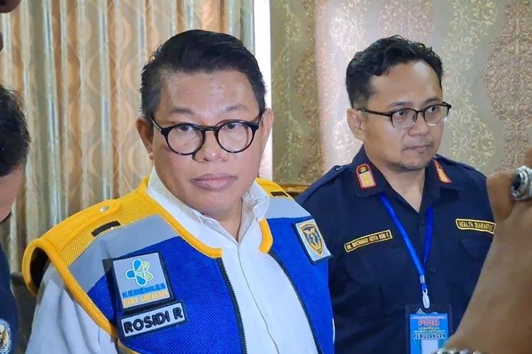 Kepala Bidang Kesehatan PPIH Debarkasi Surabaya, Rosidi Roslan saat mengumumkan hasil tes indikasi Covid-19, Minggu (15/6/2025)