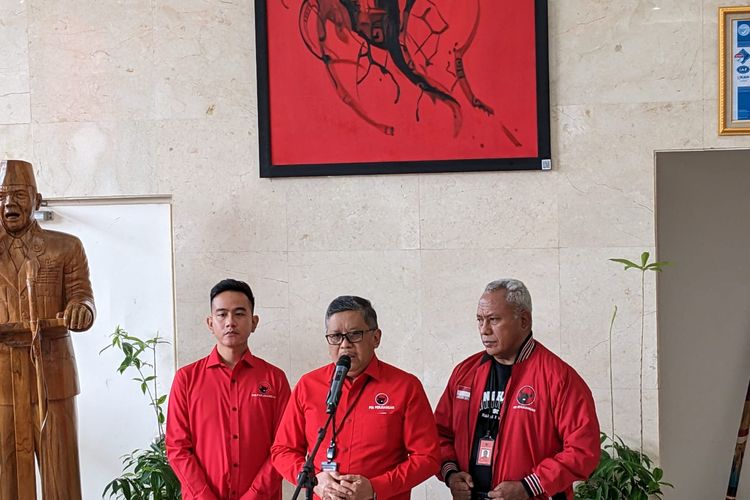 Sekretaris Jenderal PDI-P Hasto Kristiyanto memberikan keterangan pers didampingi Wali Kota Solo Gibran Rakabuming Raka dan Ketua Bidang Kehormatan PDI-P Komarudin Watubun, di kantor DPP PDI-P, Jalan Diponegoro, Jakarta, Senin (22/5/2023).