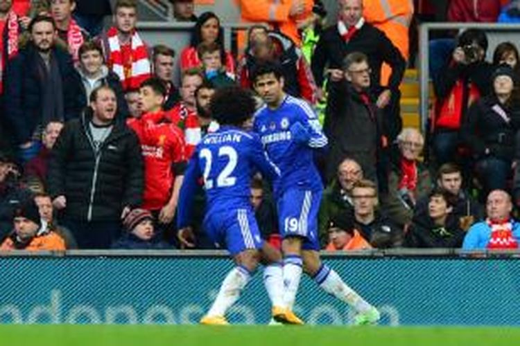 Bomber Chelsea, Diego Costa, merayakan golnya seusai membobol gawang Liverpool, pada pertandingan lanjutan Premier League, di Stadion Anfield, Sabtu (8/11/2014). 