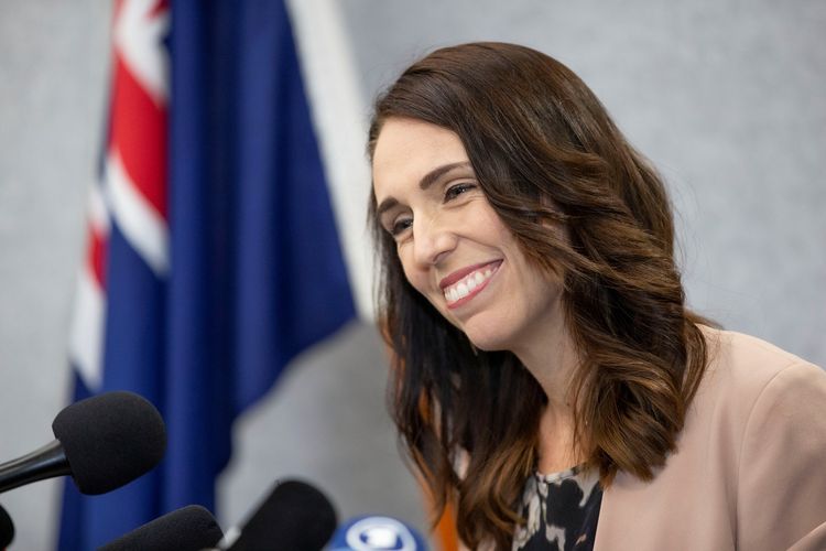 Perdana Menteri Selandia Baru Jacinda Ardern tersenyum ketika memberikan keterangan pers terkait peringatan satu tahun tragedi Christchurch pada 13 Maret 2020.