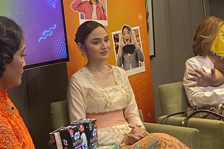 Syifa Hadju dalam acara peluncuran tagline baru Charm di Glasshouse Habitate Jakarta, Jakarta Selatan, Selasa (22/4/2025).