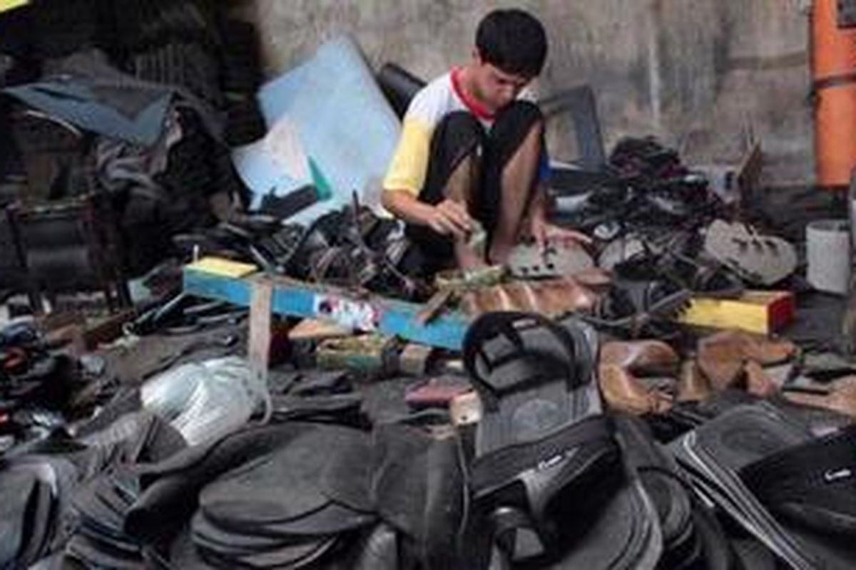 Maraknya ekspor karet ban bekas ke Korea Selatan dan China meresahkan perajin sandal bandol di Banyumas, Jawa Tengah. Pasalnya, harga karet ban bekas menjadi naik dua kali lipat dan ketersediaannya menjadi jauh berkurang. Selain itu, penjualan bahan baku sandal ke China tersebut kian membuat daya saing produk sandal lokal dengan China keteteran. Foto diambil Selasa (1/6/2010).