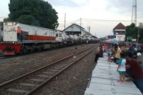 Tradisi Unik Ngabuburit di Madiun, Nonton Kereta Lewat