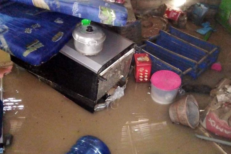 Kondisi dapur seorang warga Kabupaten Boalemo yang tidak sempat diselamatkan saat terjadi banjir bandang. Air datang sangat cepat dan langsung menggenanggi permukiman warga di 2 kecamatan.