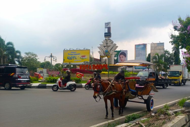 Gaji UMR Garut ditetapkan sebesar Rp 2.117.318. yang mana UMK Garut ini mengalami kenaikan sebesar 7,19 persen.