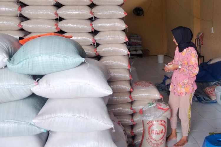 Salah satu pedagang beras di Prenduan Sumenep. 