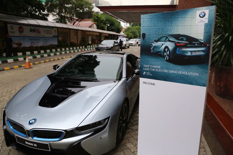 Mobil BMW i8 saat acara kick off pengembangan charging stasion SPLU di Kantor PLN Disjaya, Gambir, Jakarta Pusat, Kamis (14/12/2017). PLN Distribusi Jakarta Raya (Disjaya) menargetkan 1000 SPLU (Stasiun penyedia listrik umum) untuk mempemudah kebutuhan listrik masyarakat di tempat umum.