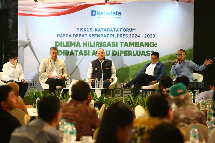 Diskusi Katadata Forum bertajuk ?Dilema Hilirisasi Tambang: Dibatasi atau Diperluas?? di ballroom Hotel Aone, Jakarta Pusat, Kamis (25/1/2024).