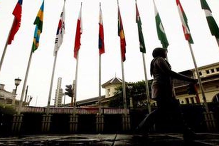 Seluruh bendera peserta Konferensi Asia Afrika (KAA) dikibarkan di pelataran Gedung Merdeka, Bandung, Jawa Barat, saat peringatan 58 Tahun KAA, Kamis (18/4/2013). Konferensi yang melahirkan Dasasila Bandung ini menjadi bukti peranan Indonesia dalam dukungan kemedekaan bagi negara-negara dunia ketiga dan bagian sejarah perdamaian dunia. KAA I berlangsung di Gedung Merdeka pada tanggal 18-24 April 1955.