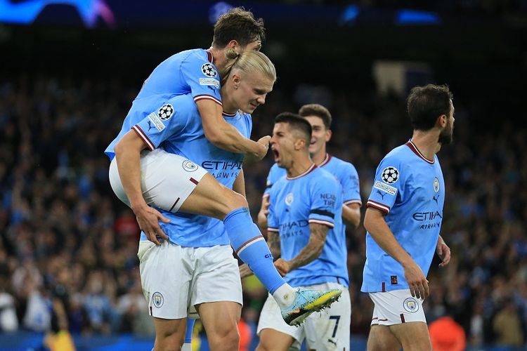 Striker Manchester City Erling Haaland (kedua dari kiri) merayakan golnya dengan rekan satu timnya pada pertandingan Grup G Liga Champions UEFA antara Man City vs Dortmund di Stadion Etihad di Manchester pada 14 September 2022. Terdekat, Erling Haaland dan Man City dijadwalkan menghadapi Wolves pada pekan ke-8 Liga Inggris, Sabtu (17/9/2022) pukul 18.30 WIB. Link live streaming Wolves vs Man City tersedia di artikel ini.