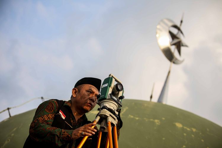 Petugas lembaga Falakiyah pondok pesantren Al-Hidayah Basmol, Jakarta Barat melakukan pemantauan hilal di atas masjid Al-Musariin, Minggu (5/5/2019).