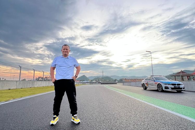 Pengamat motorsport, Gatot Widakdo, berpose di Sirkuit Mandalika.