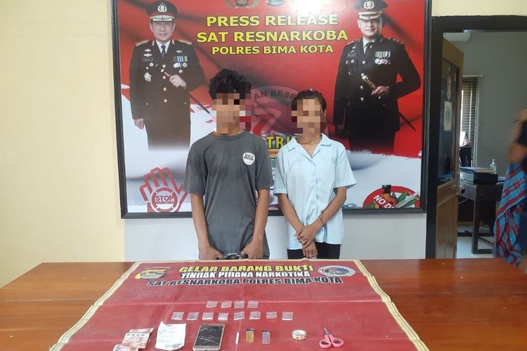 jumpa pers Dua pasang muda mudi yakni ADR (21) dan MM (20) warga Kelurahan Sambinae, Kecamatan Mpunda, Kota Bima, Nusa Tenggara Barat ditangkap basah Tim Cobra Alpha Polres Kota Bima saat sedang asyik nyabu