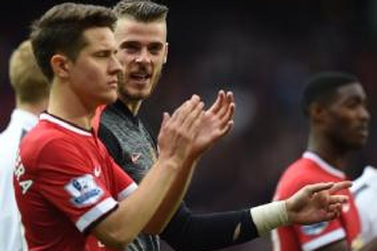 Dua pemain Manchester United, Ander Herrera dan David De Gea, tengah berbincang usai laga Premier League kontra Arsenal di Stadion Old Trafford, 17 Mei 2015.