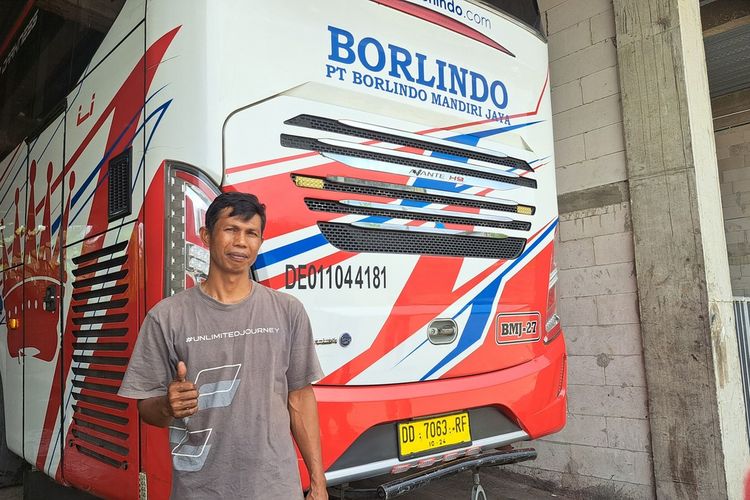 Satir (40) Sopir bus Borlindo rute Palu -Makassar yang viral karena ajak semua penumpangnya makan di rumahnya di wilayah Polman, Sulbar, saat berada di Perwakilan Borlindo Jl Lingkar Barat, Tallasa City Makassar, Sulsel, Senin (15/4/2024).