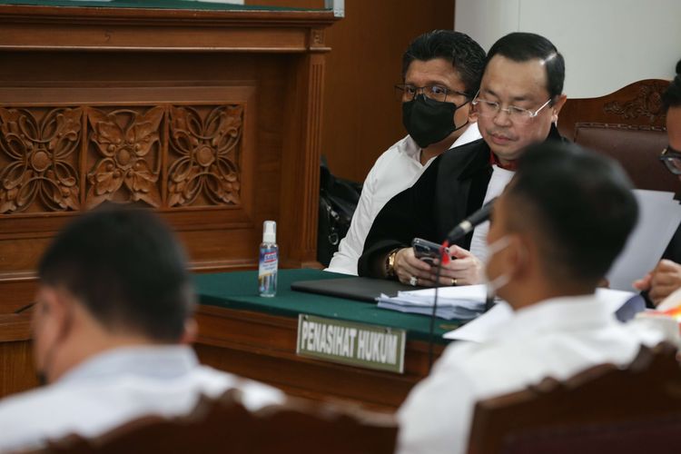 Terdakwa kasus pembunuhan berencana terhadap Nofriansyah Yosua Hutabarat atau Brigadir J, Ferdy Sambo memasuki ruang sidang di Pengadilan Negeri Jakarta Selatan, Selasa (6/12/2022). Jaksa Penuntut Umum (JPU) menghadirkan 11 orang saksi.