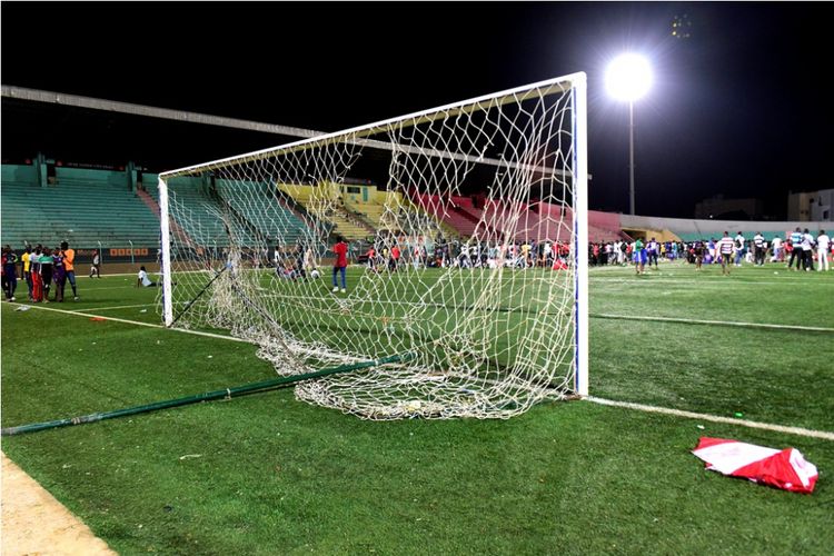 Gawang di Stadion Demba Diop, Dakar, Senegal, rusak akibat kerusuhan yang melibatkan suporter Stade de Mbour dan Union Sportive pada partai Piala Liga Senegal, Sabtu (15/7/2017).