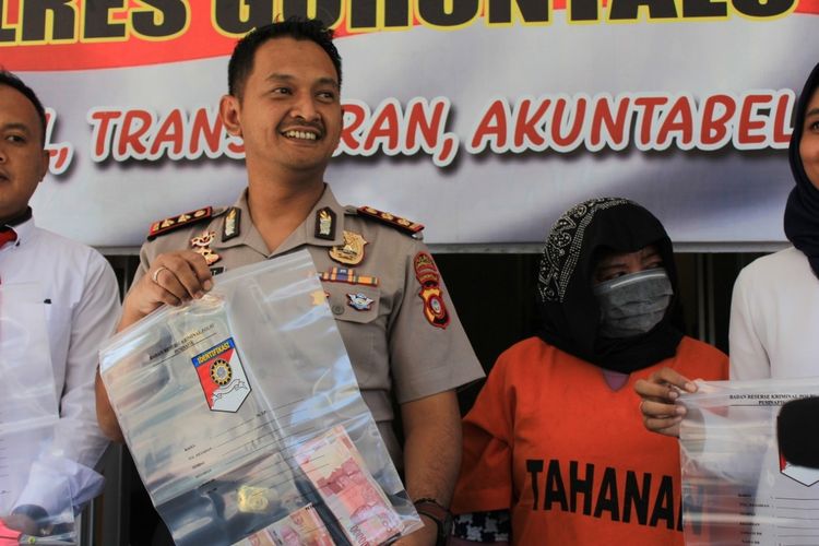 Kapolres Kota Gorontalo menunjukkan barang bukti  uang sebanyak Rp3 juta yag diduga hasil penjualan bayi hasil aborsi yang disita dari SU, seorang dukun beranak yang menjual kepada SR.