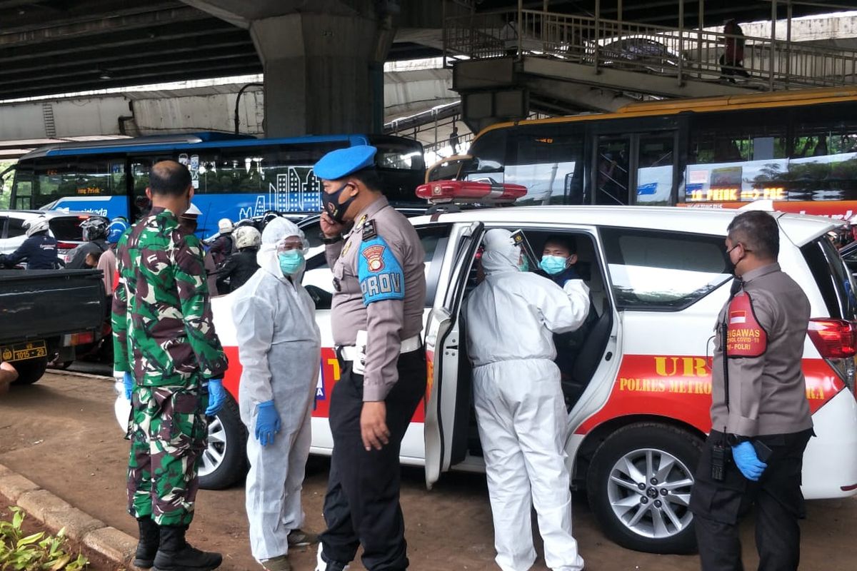 Dua orang yang dinyatakan reaktif Covid-19 usai rapid tes saat giat penyekatan di Jalan Yos Sudarso, Kelapa Gading, Jakarta Utara pada Jumat (18/12/2020), langsung dibawa ke Wisma Atlet, Kemayoran Jakarta Pusat.